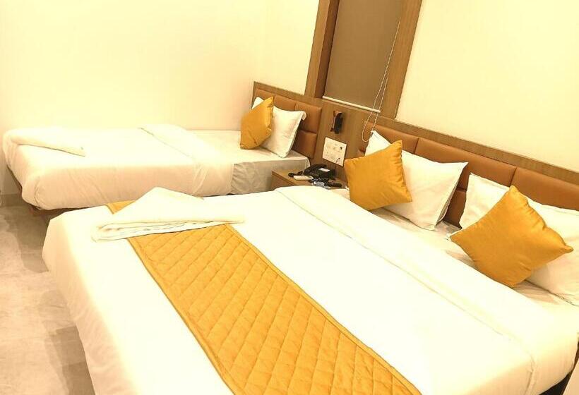 اتاق استاندارد سه نفره, Enigma Inn