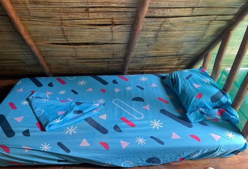 带阳台的三人标准间, Wira Hostal