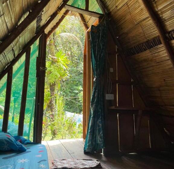 Трехместный Номер Стандарт с Балконом, Wira Hostal