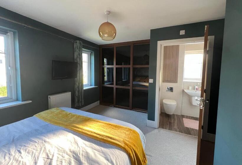 غرفة عائلية, En Suite Room With Super King Size Bed   Free Wifi   Free Parking