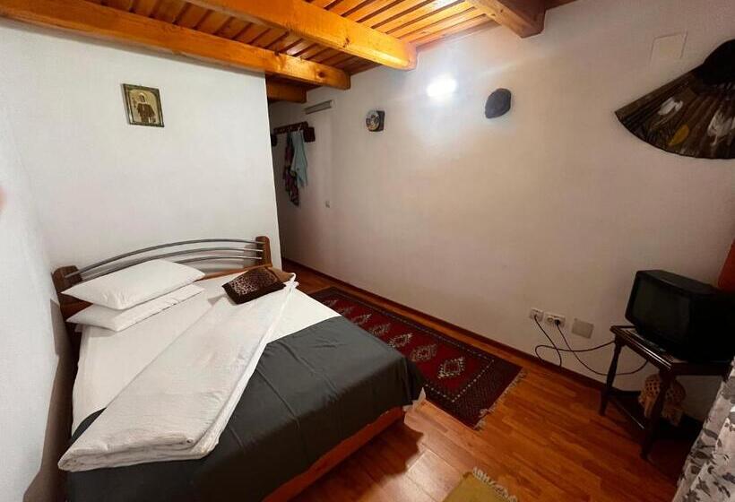 标准间, Maya & Elena