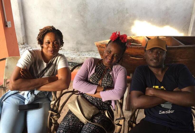 اتاق اکونومی, Mwana House