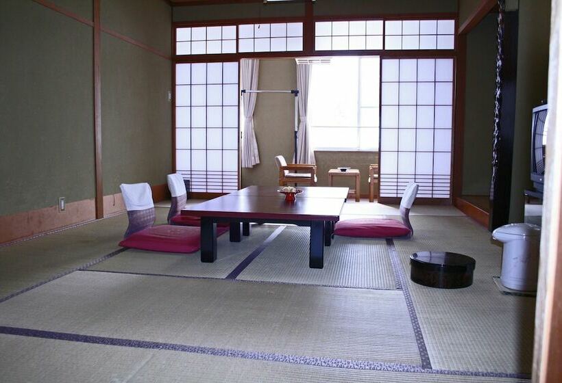 חדר משפחתי, Akakura Wakui