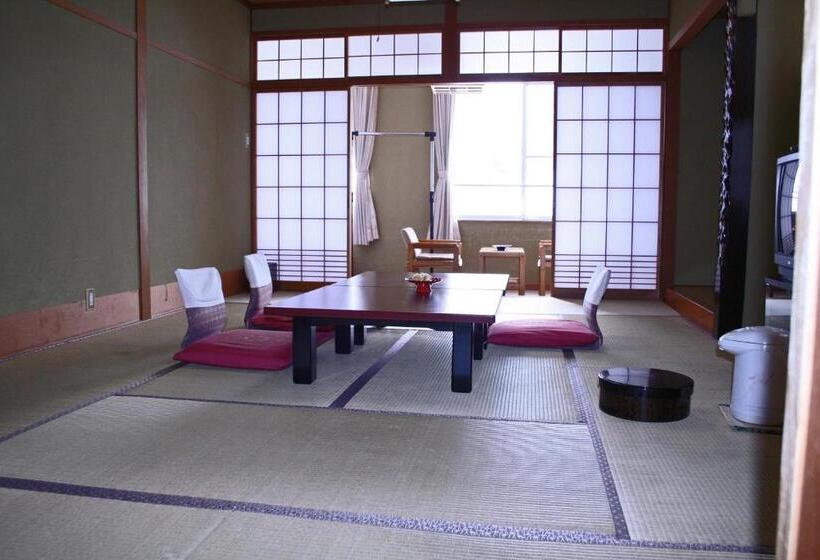 חדר משפחתי, Akakura Wakui