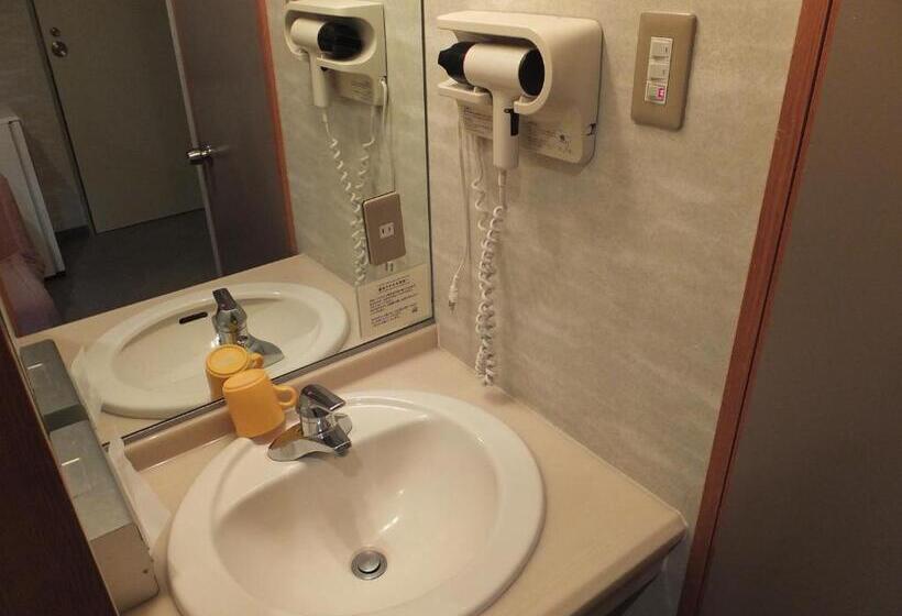 חדר משפחתי, Akakura Wakui