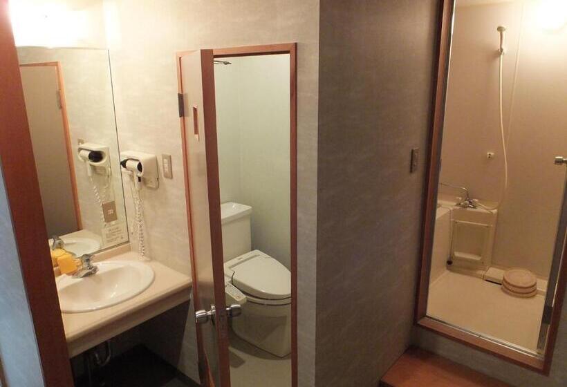 חדר משפחתי, Akakura Wakui