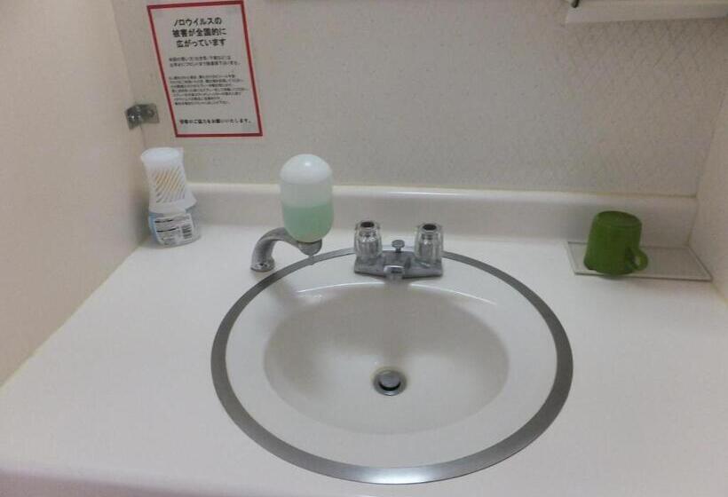 חדר מוזל מקלחת משותפת, Akakura Wakui