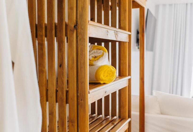 سوییت لوکس, The Beach House Boutique