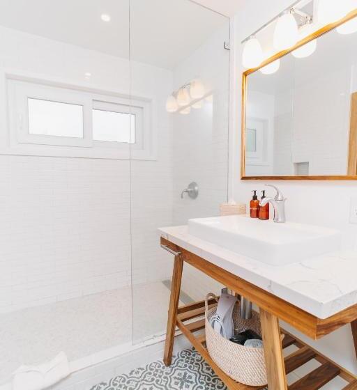 Deluxe Suite King Bed, The Beach House Boutique