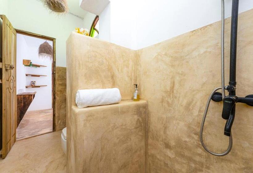 标准单人间, The Seles Boutique