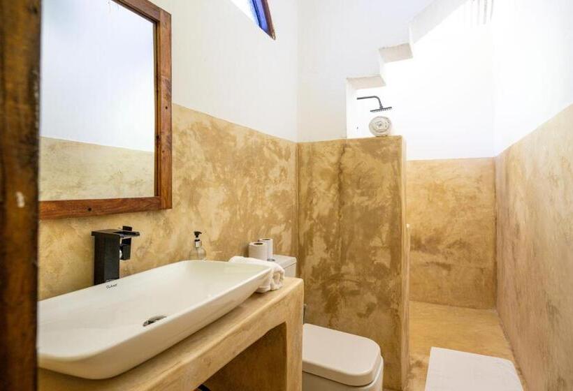 标准单人间, The Seles Boutique