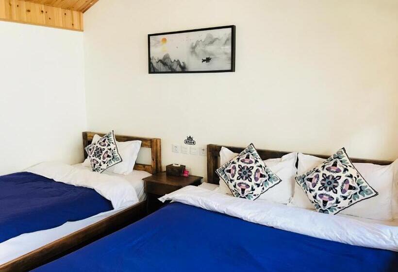 חדר משפחתי, Tourist Courtyard