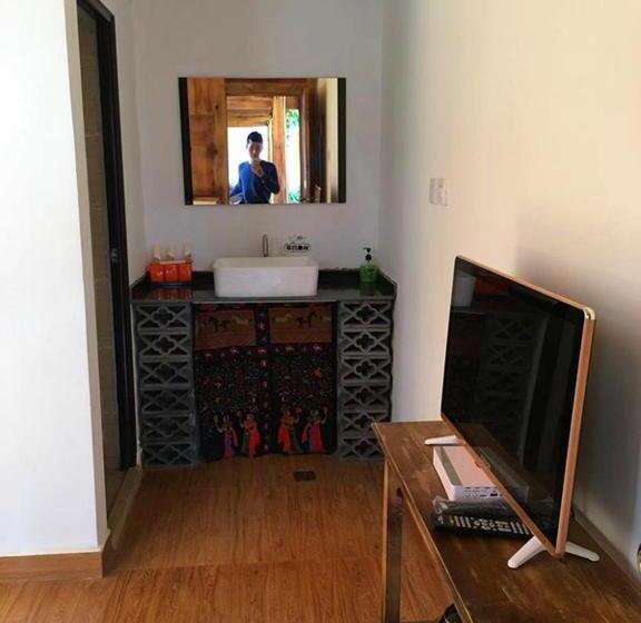 חדר משפחתי, Tourist Courtyard