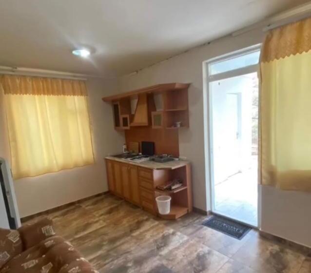 شقة غرفة نوم واحدة مزودة بشُرفة, домик в лесу