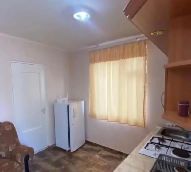 شقة غرفة نوم واحدة مزودة بشُرفة, домик в лесу