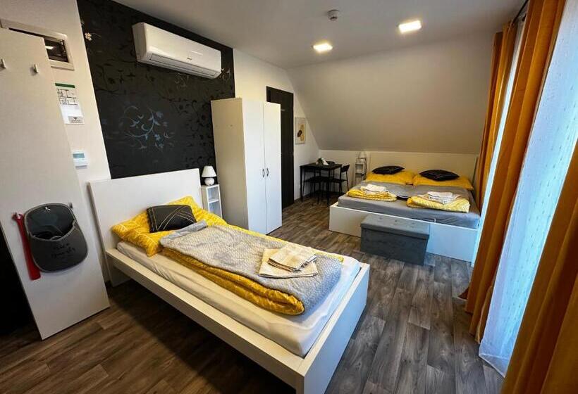 Трехместный Номер Стандарт с Балконом, See Panzió