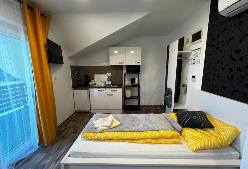 Трехместный Номер Стандарт с Балконом, See Panzió