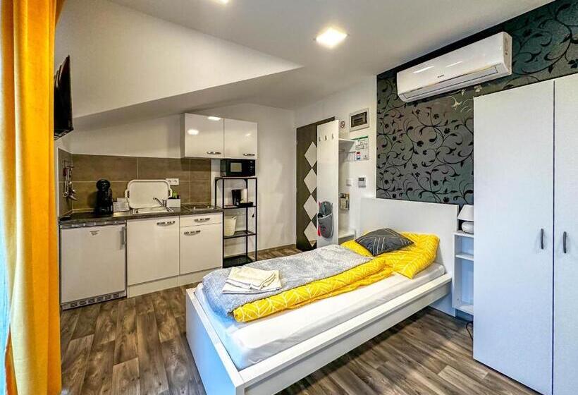 Трехместный Номер Стандарт с Балконом, See Panzió