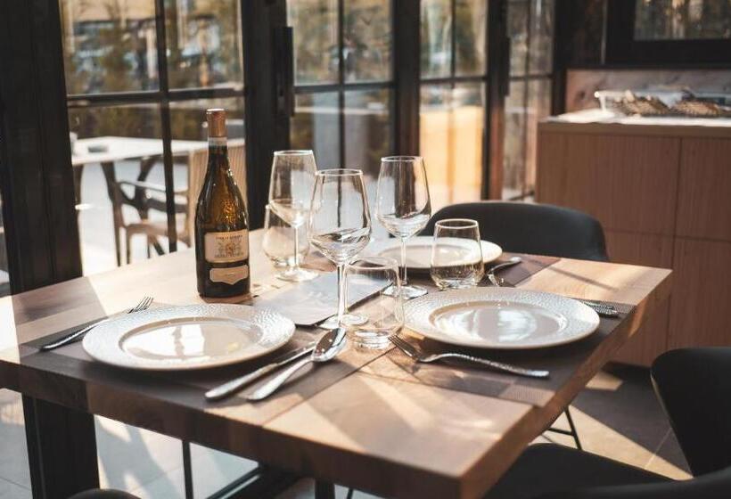 اتاق استاندارد با چشم‌انداز استخر, Ruko Boutique