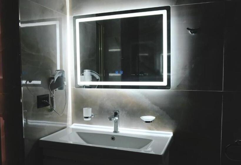 اتاق لوکس با چشم‌انداز استخر, Ruko Boutique