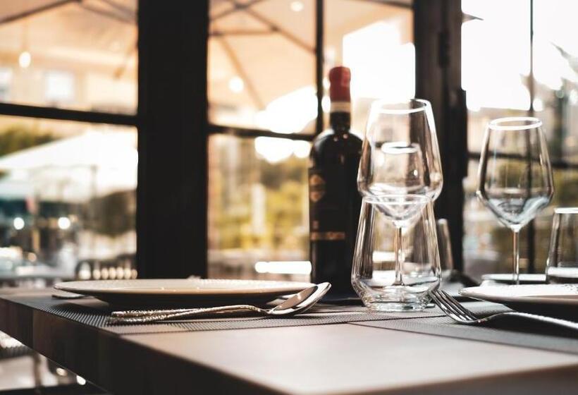 اتاق لوکس با چشم‌انداز استخر, Ruko Boutique