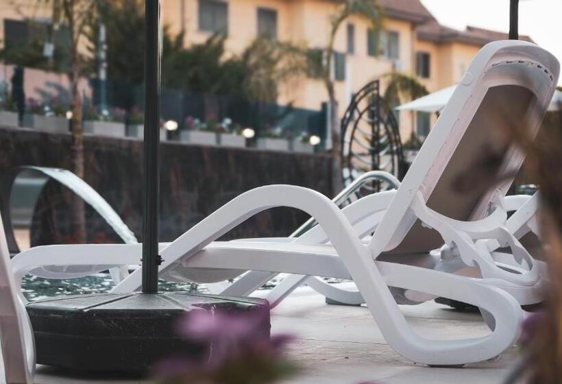 اتاق لوکس با چشم‌انداز استخر, Ruko Boutique