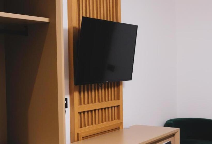 اتاق لوکس با چشم‌انداز استخر, Ruko Boutique