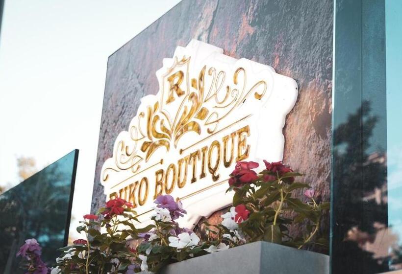 اتاق لوکس با چشم‌انداز استخر, Ruko Boutique