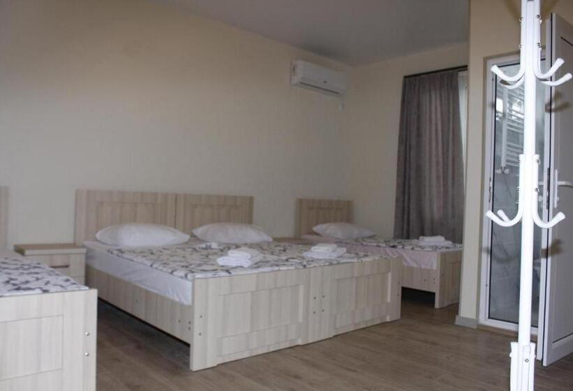 اتاق استاندارد چهار تخته, Best Guesthouse