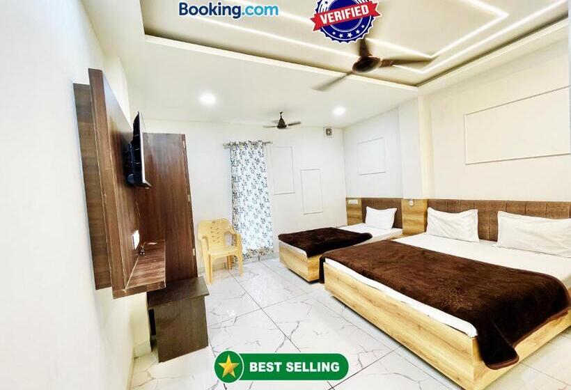 豪华三人间, Sv Palace ! Ujjain ! होटल एसवी पैलेस ஹோட்டல் Sv பேலஸ் హోటల్ Sv ప్యాలెస్ Fully Air Conditioned