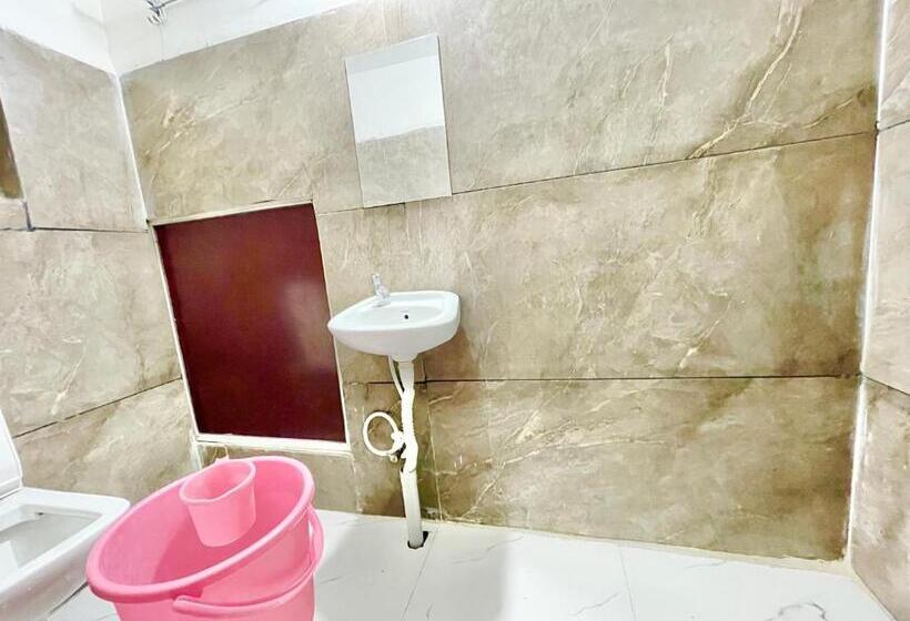 四人豪华间, Sv Palace ! Ujjain ! होटल एसवी पैलेस ஹோட்டல் Sv பேலஸ் హోటల్ Sv ప్యాలెస్ Fully Air Conditioned