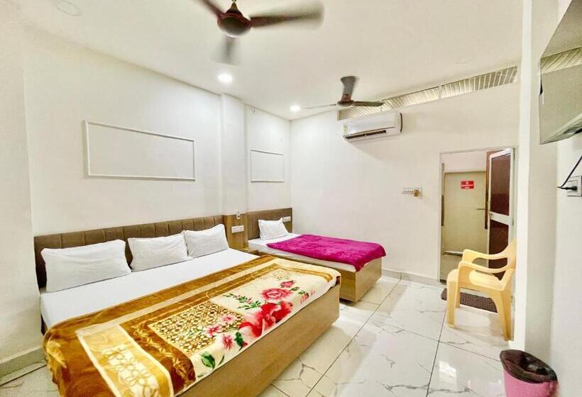 디럭스 4인 룸, Sv Palace ! Ujjain ! होटल एसवी पैलेस ஹோட்டல் Sv பேலஸ் హోటల్ Sv ప్యాలెస్ Fully Air Conditioned