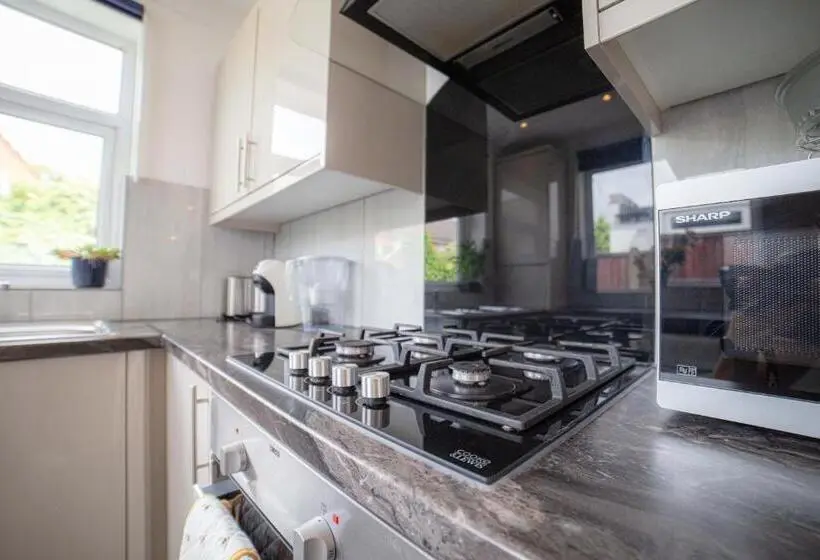 خانه 1 خوابه, Excel 3 Bed Fresh Linen Fast Wifi Please Contact Us Today At One Stop Property Management