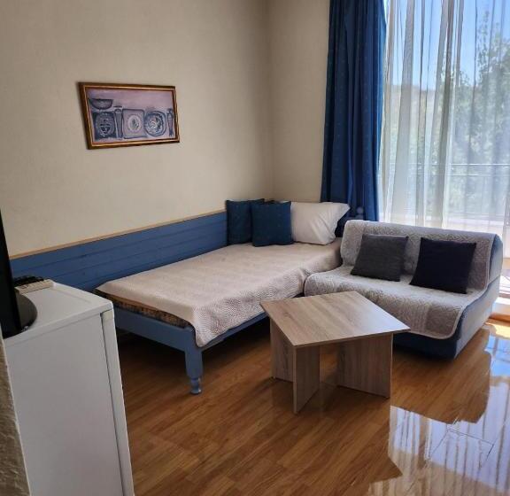 اتاق استاندارد سه تخته با بالکن, къща за гости азалия