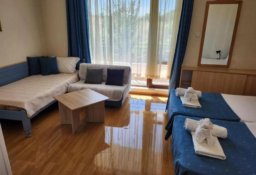 اتاق استاندارد سه تخته با بالکن, къща за гости азалия