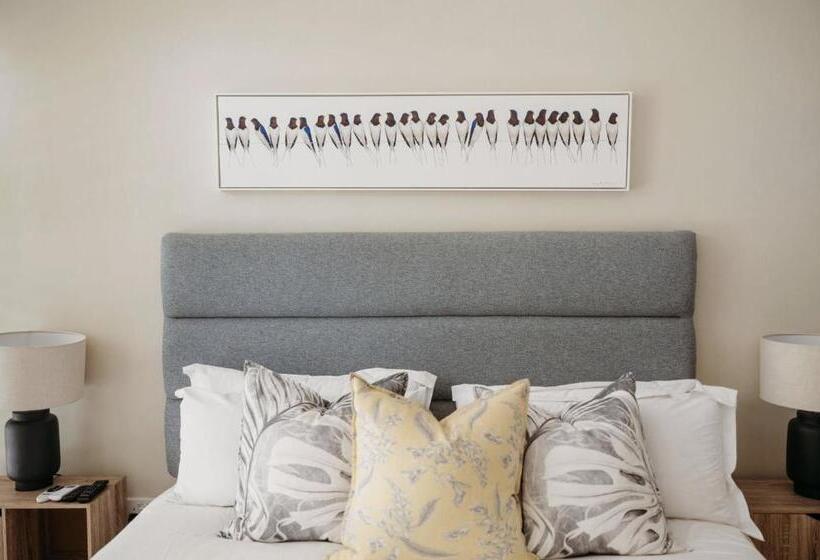 اتاق لوکس با تخت بزرگ, Ridgeway Place