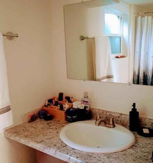 غرفة قياسية ثلاثية, Big Horn Motel