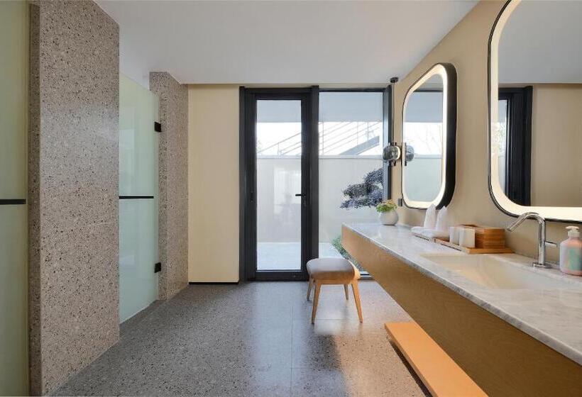 Standard room with outdoor bath, Blossom House Suzhou