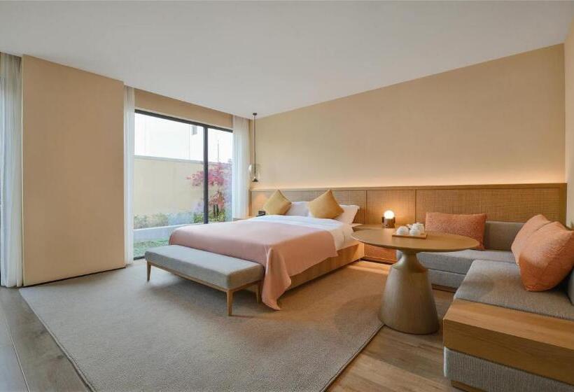 Standard room with outdoor bath, Blossom House Suzhou