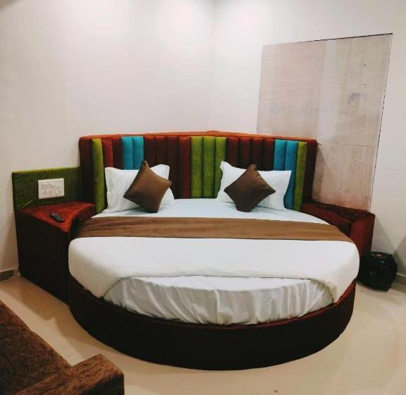 מיטת קינג בסוויטה, Mewad Inn