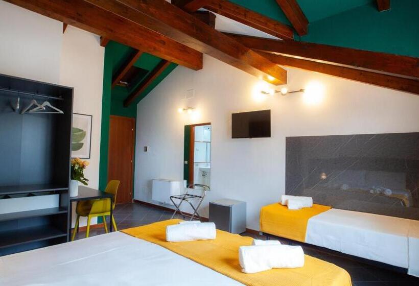 Трехместный Номер Стандарт с Балконом, Rrrapido