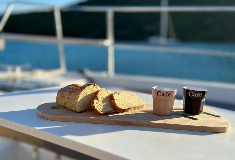 اتاق استاندارد چهار تخته, Room In Boat Undefined