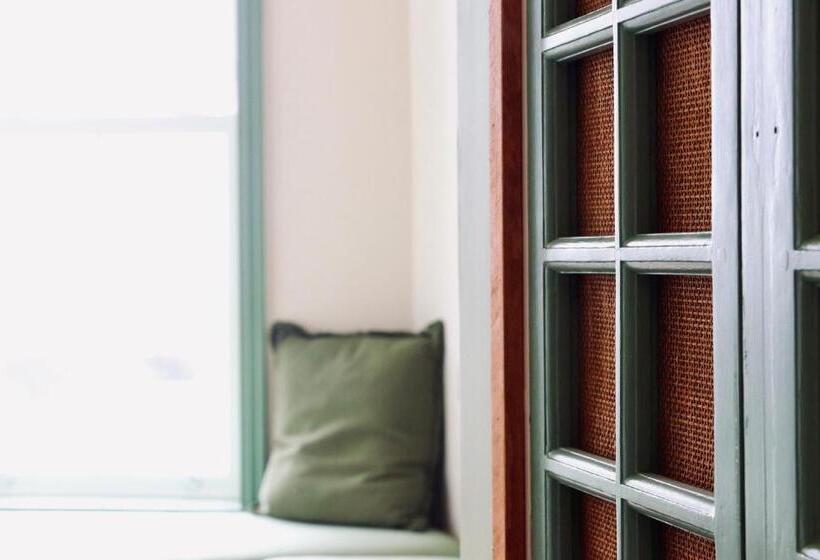 חדר דלוקס נוף לים, The London & Paris