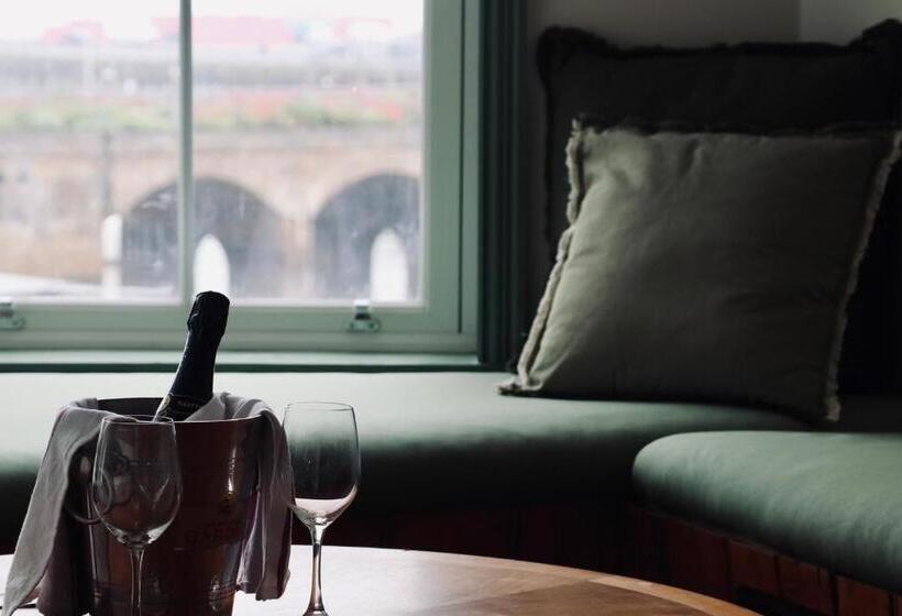 חדר דלוקס נוף לים, The London & Paris