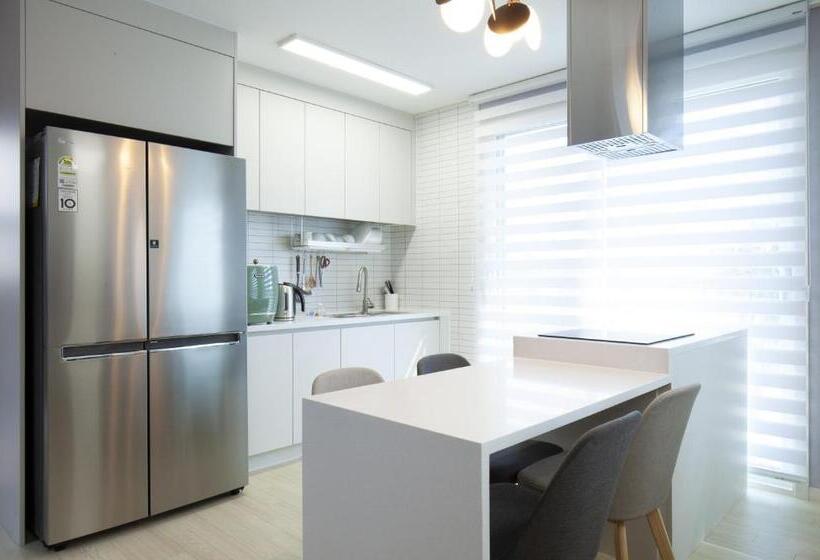 חדר סטנדרט לארבעה, Jaeju Eaviang Village Dockchae Pension