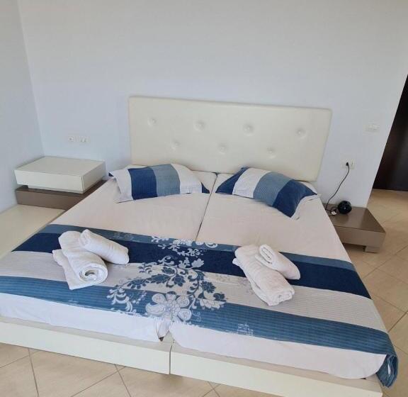 غرفة قياسية مزوَّدة بشُرفة, Antigoni Bellavista Suites