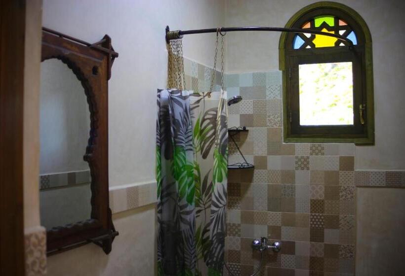 اتاق لوکس با بالکن, Haven Hills Social Club