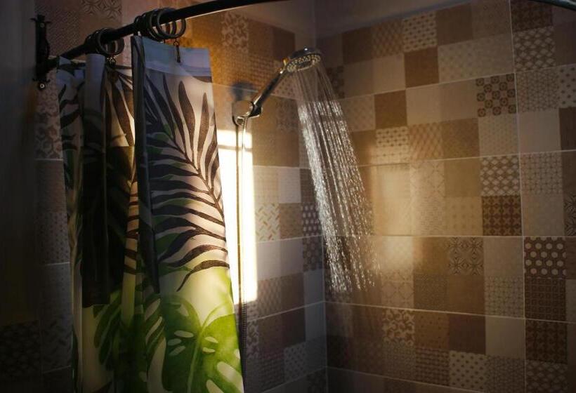 اتاق استاندارد با بالکن, Haven Hills Social Club