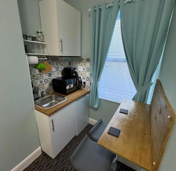 إستوديو قياسى, The Paradise Guest House