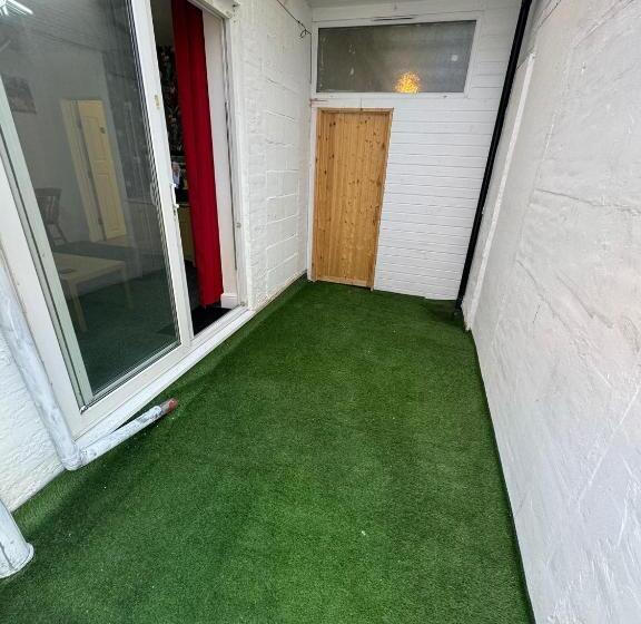 شقة غرفة واحدة, The Paradise Guest House